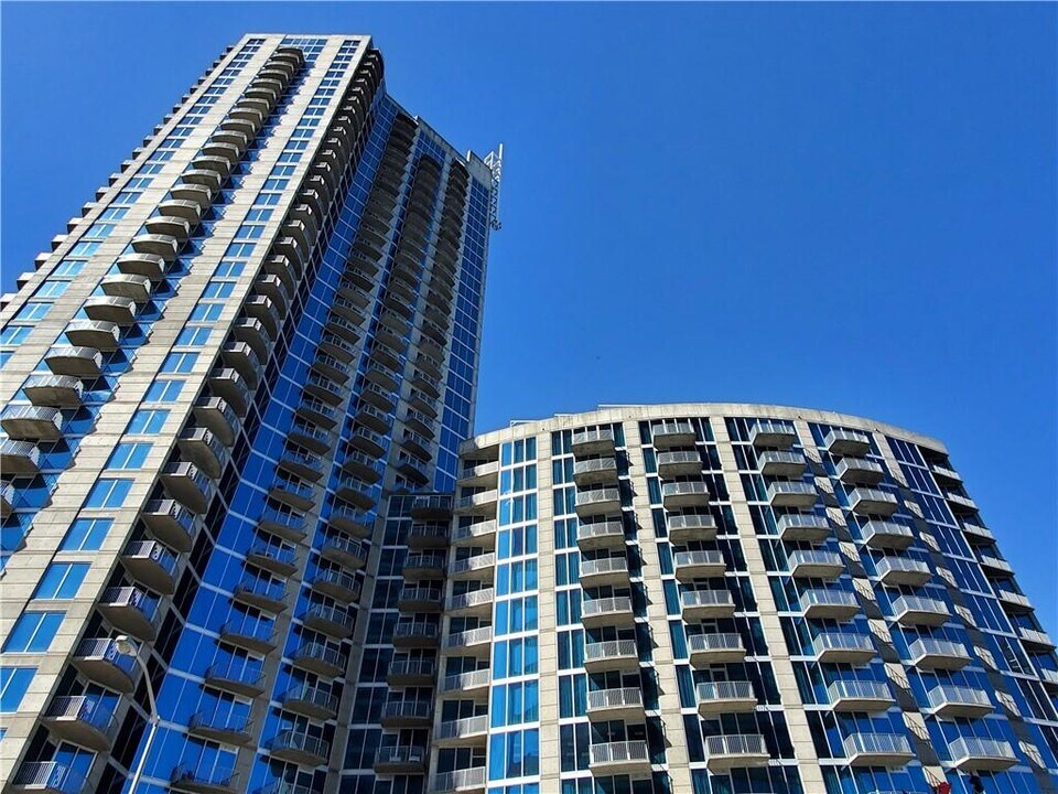 400 W Peachtree St NW in Atlanta, GA - Building Photo