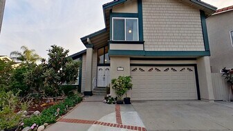 24652 Vía Raza in Lake Forest, CA - Building Photo