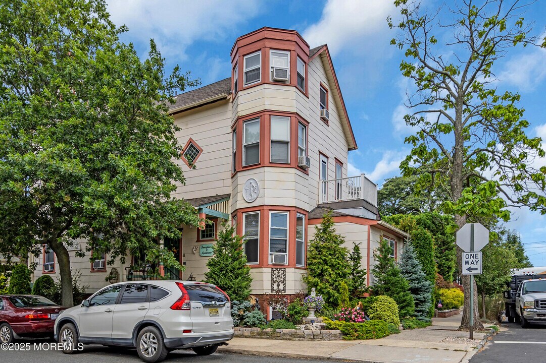 98 Pennsylvania Ave in Ocean Grove, NJ - Building Photo