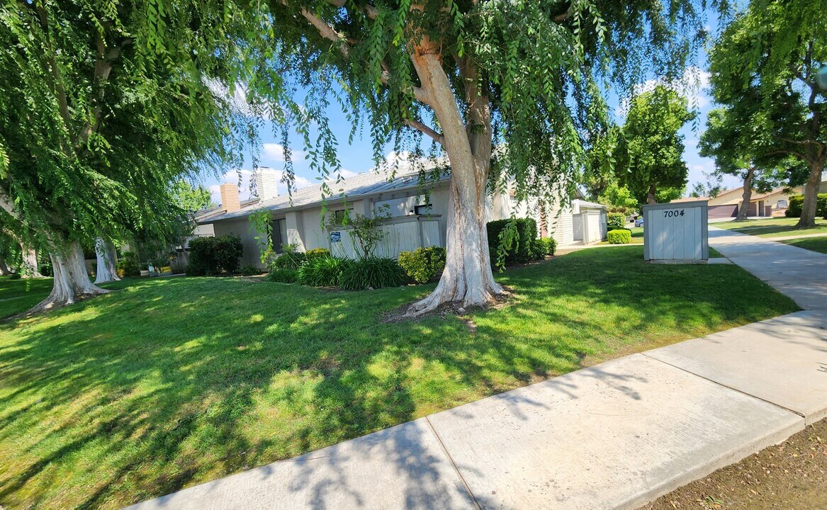 7004 N Half Moon Dr in Bakersfield, CA - Building Photo