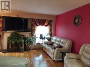 105 Bellrock Dr in Toronto, ON - Building Photo - Building Photo