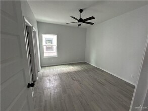 1409 S Michigan St-Unit -2 in Alton, TX - Foto de edificio - Building Photo