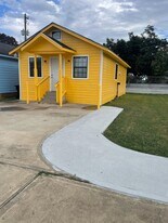 11357 Gil Rodriguez Lp W in Houston, TX - Building Photo