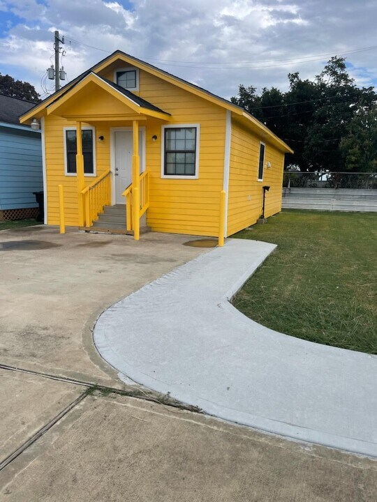 11357 Gil Rodriguez Lp W in Houston, TX - Building Photo