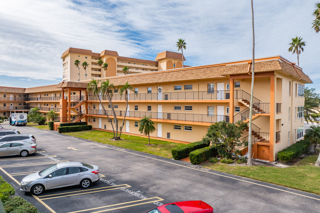 Bayway Isles in St. Petersburg, FL - Building Photo