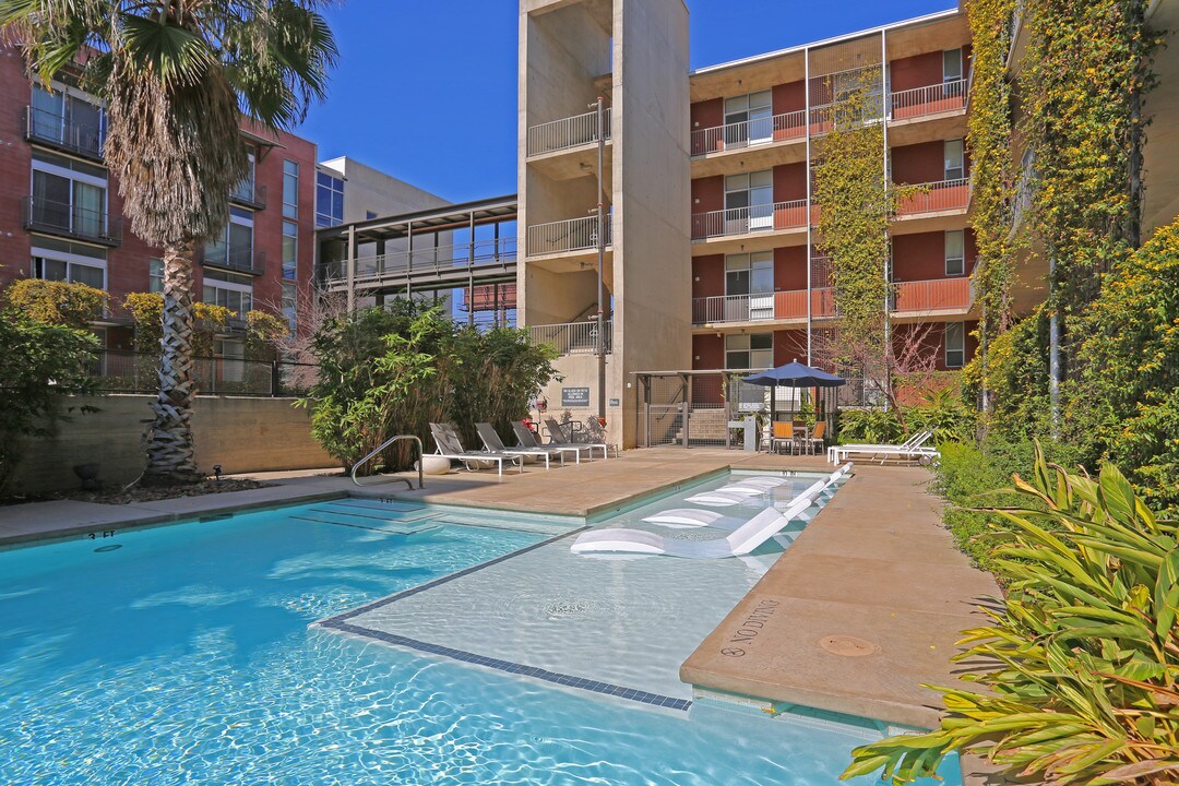1221 Broadway Lofts in San Antonio, TX - Building Photo