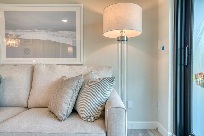 600 Neapolitan Way in Naples, FL - Building Photo - Building Photo