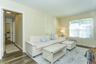 2200 Montreat Cir in Vestavia Hills, AL - Foto de edificio - Building Photo