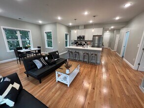 14-16-16 Hamilton Rd, Unit 16-2 in Brookline, MA - Foto de edificio - Building Photo