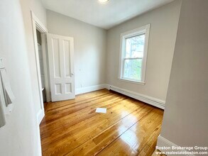 276 E Cottage St, Unit #3 in Boston, MA - Building Photo - Building Photo