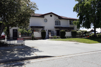 820 W Glentana St in Covina, CA - Foto de edificio - Building Photo