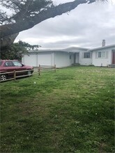 1909 W Beach Rd in Oak Harbor, WA - Foto de edificio - Building Photo