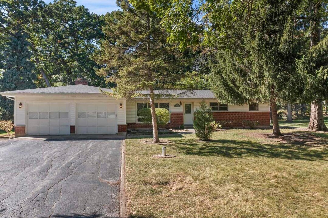 36332 N Hawthorne Ln in Ingleside, IL - Building Photo