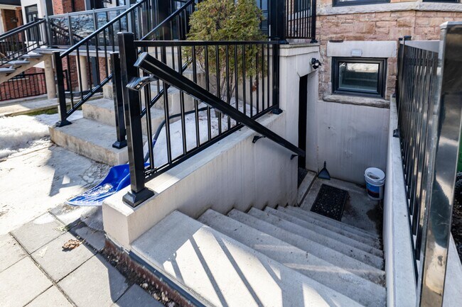 1502 Dufferin St in Toronto, ON - Building Photo - Building Photo