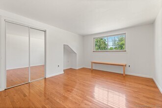 18 Glover Ave in Newtown, CT - Foto de edificio - Building Photo