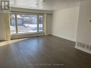 20 Shrewsbury Square in Toronto, ON - Building Photo - Building Photo