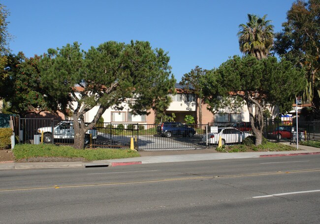 Del Prado Apartments in San Ysidro, CA - Foto de edificio - Building Photo