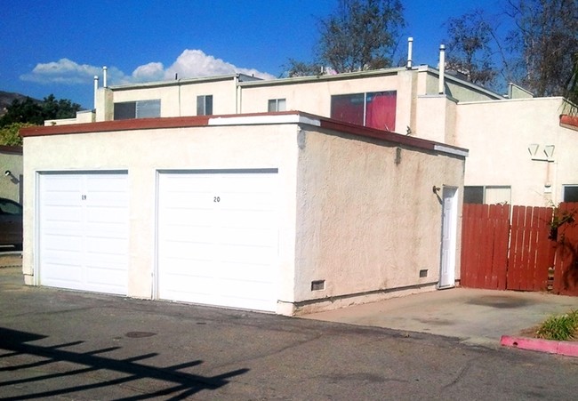 6 Townhouses in San Bernardino, CA - Foto de edificio - Building Photo