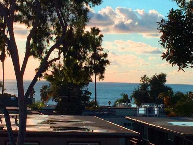 2225 Manchester Avenue, Unit #1 in Encinitas, CA - Foto de edificio - Building Photo