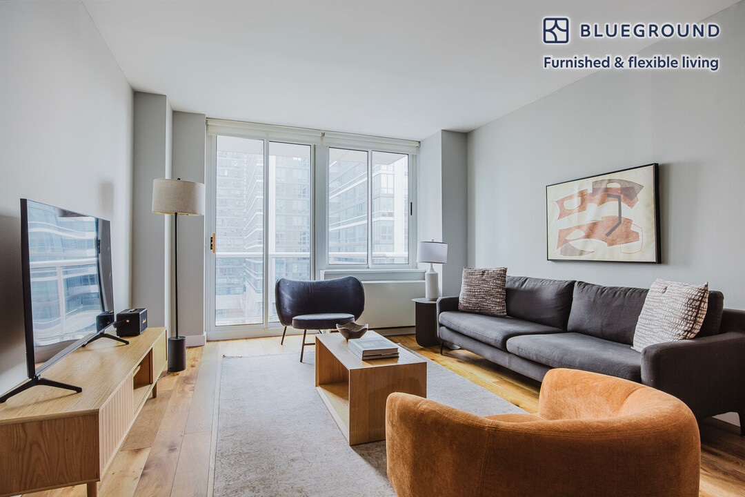 560 W 43rd St in New York, NY - Building Photo