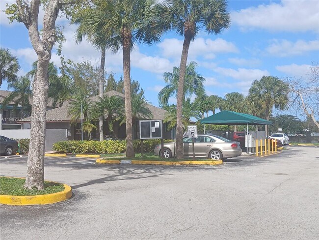 7405 SW 152nd St in Kendall, FL - Building Photo - Building Photo