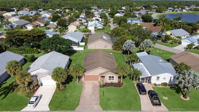 2757 SW Versailles Terrace in Stuart, FL - Building Photo - Building Photo