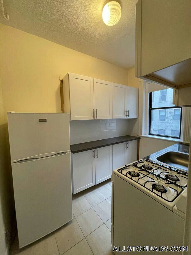 1152 Commonwealth Ave, Unit 14 in Boston, MA - Building Photo - Building Photo