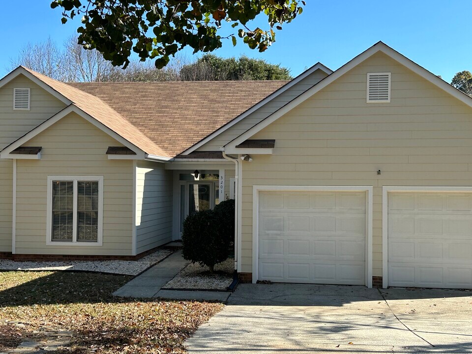 3201 Gulfstream Ct in Matthews, NC - Building Photo