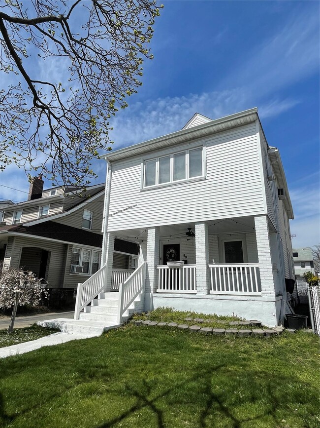 83 Lyon Pl in Lynbrook, NY - Foto de edificio - Building Photo