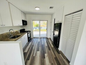 1283 NW 72nd St in Miami, FL - Building Photo - Building Photo