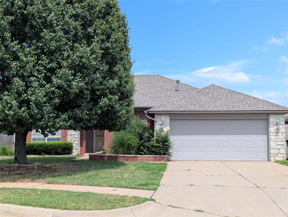 2604 Southern Hills Dr in Moore, OK - Building Photo
