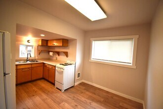 1016 15th Ave in Sweet Home, OR - Building Photo - Building Photo