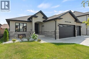 1390 Barkley Ave in Windsor, ON - Building Photo