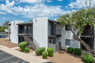 Las Brisas Apartment Homes in Tucson, AZ - Foto de edificio - Building Photo