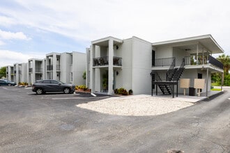 South Dale Villas in Tampa, FL - Building Photo - Building Photo