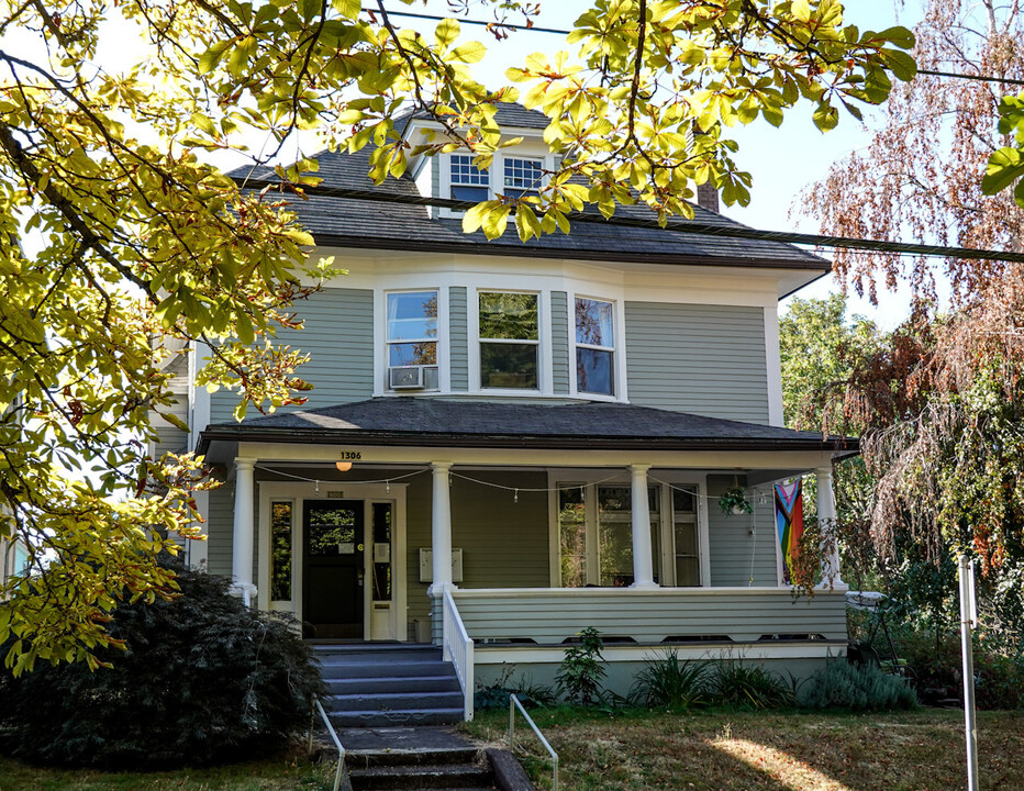 1306 SE Salmon St in Portland, OR - Building Photo