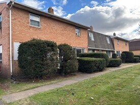 1286 N Chapel St in Louisville, OH - Building Photo