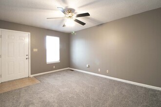 924 Van Buren Ave in Oak Grove, KY - Building Photo - Building Photo