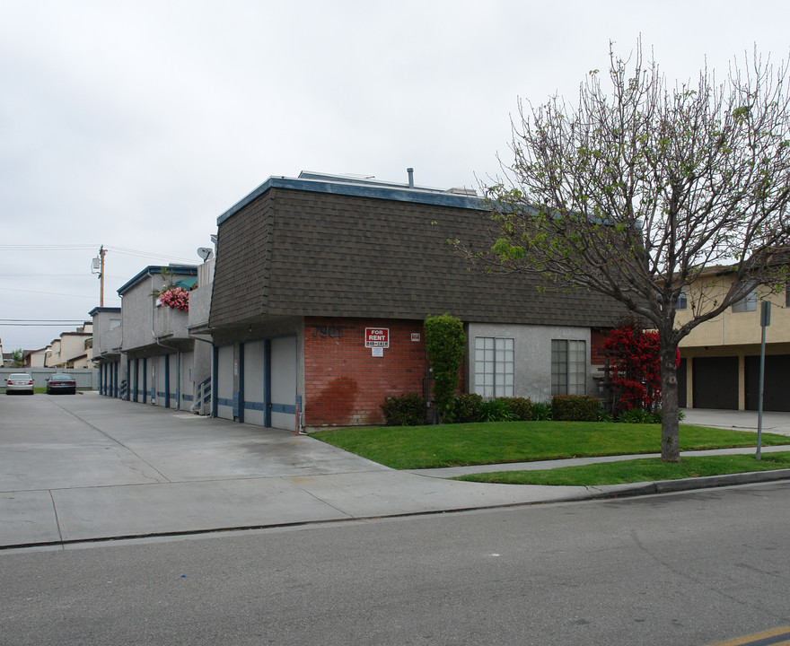 7901 Holt Ave in Huntington Beach, CA - Foto de edificio