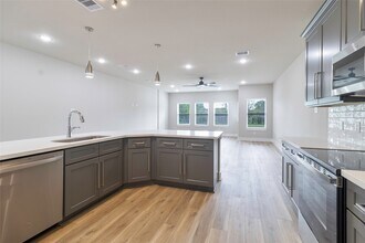 9101 Noel St in Houston, TX - Building Photo - Building Photo