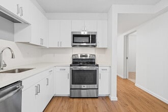 7000 Hawaii Kai Dr in Honolulu, HI - Foto de edificio - Building Photo