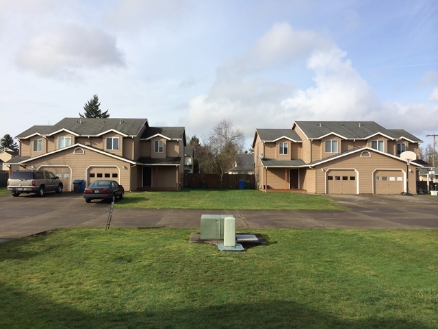 Regis Townhomes in Stayton, OR - Building Photo