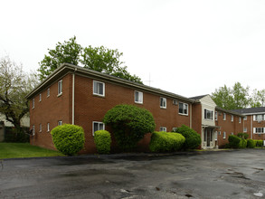 Hallwood Manor Apartments in Mentor, OH - Building Photo - Building Photo