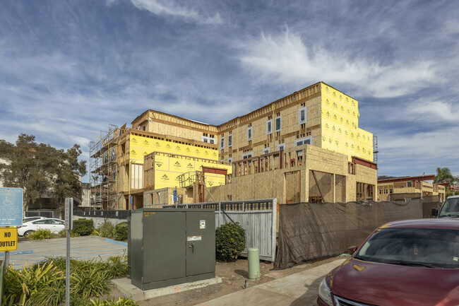 University Row House in La Mesa, CA - Foto de edificio - Building Photo