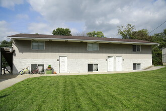 Powers Court Apartments in Westover, WV - Foto de edificio - Building Photo