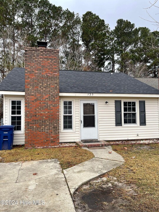 135 Pine Crest Dr in Jacksonville, NC - Building Photo