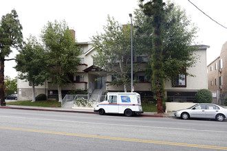 21529 Saticoy St in Canoga Park, CA - Building Photo - Building Photo