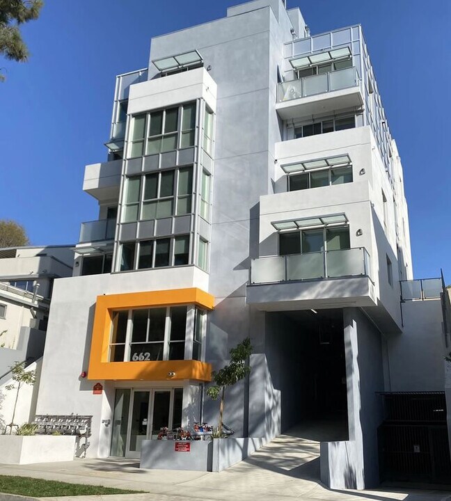 662 Kelton Ave in Los Angeles, CA - Building Photo