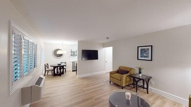 Newly Renovated Corte Madera Two Bedroom with Pool, Elevator, AC in Corte Madera, CA - Foto de edificio - Building Photo