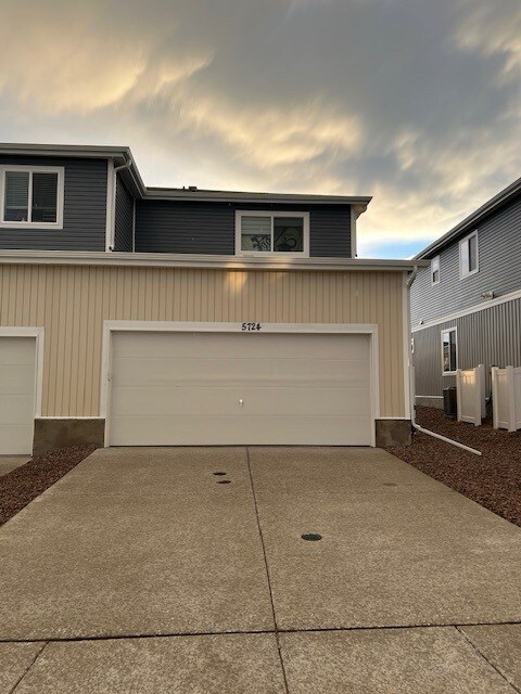 5724 Dakan Lp in Colorado Springs, CO - Foto de edificio - Building Photo
